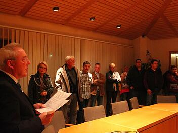 Bürgermeister Harald Hübner (CSU) gab das Abstimmungsergebnis im Rathaus bekannt. Foto: Jürgen Gärtner