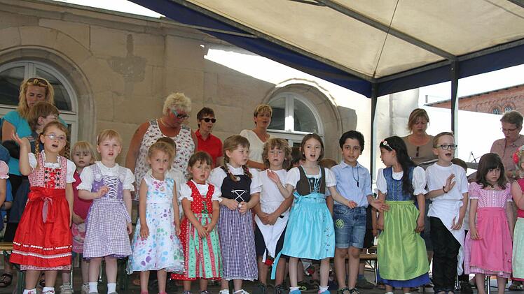 Amnesty international und die Kinder des Paul-Gerhardt-Kindergartens machten den Welt-Flüchtlingstag zu einem Fest der Begegnung: mit syrischen Liedern und syrischen Spezialitäten