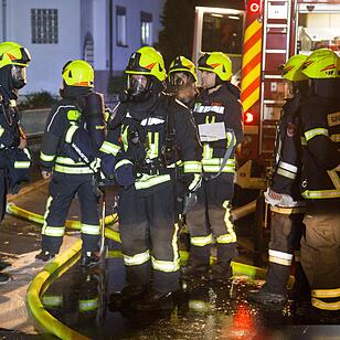 Garage mit angebautem Carport und Holzunterstand in Brand - Vier Fahrzeuge zum Teil schwer beschädigt