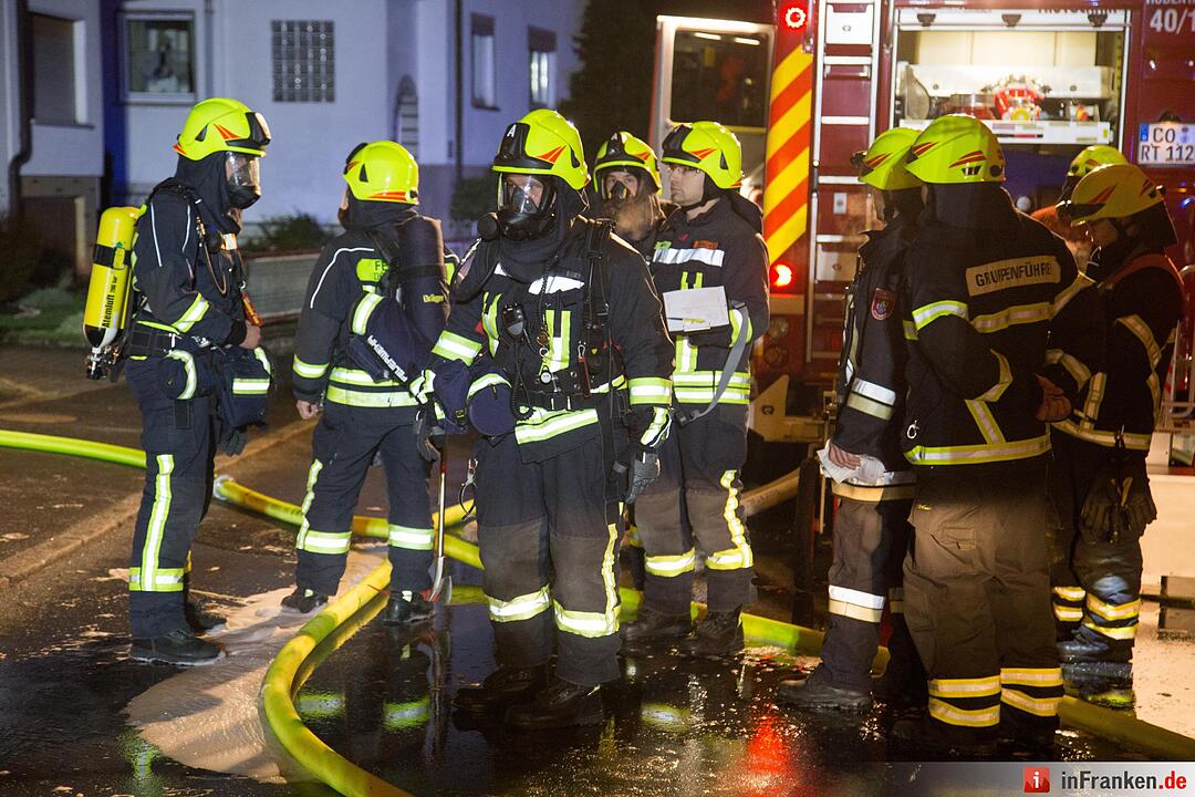 Garage mit angebautem Carport und Holzunterstand in Brand - Vier Fahrzeuge zum Teil schwer beschädigt