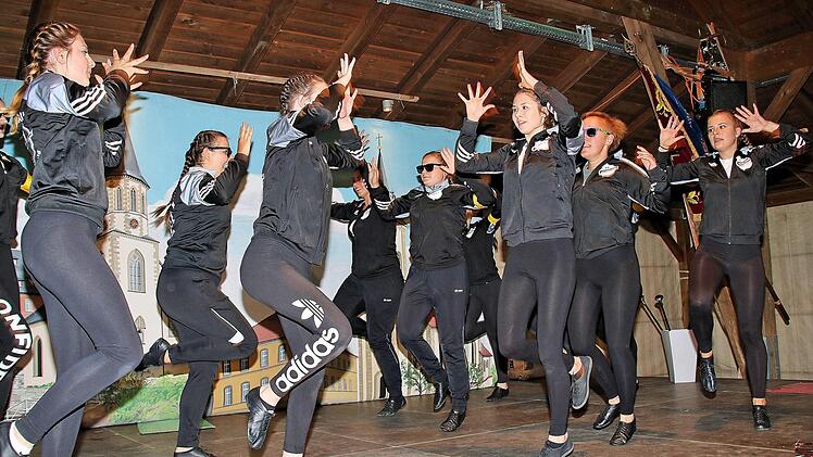 Die jungen Damen der Faschingsgarde begeisterten beim Kommersabend des TV Poppenlauer ihre Zuschauer. Foto: Dieter Britz