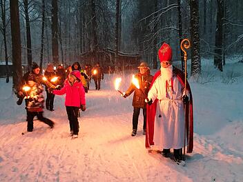 Idyllische Fackelwanderung mit Nikolaus im Winterwald. Gudrun Heil-Franke