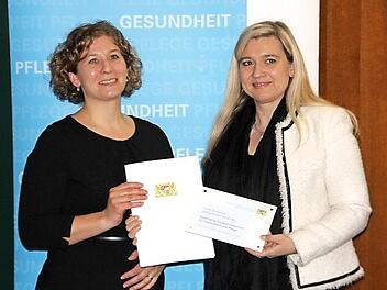 Gesundheitsminister Melanie Huml (r.) ist überzeugt, dass das Fördergeld zur Unterstützung der Praxisgründung gut angelegt ist - mit im Bild Fachärztin Nicole Schilling. Foto: Veronika Schadeck