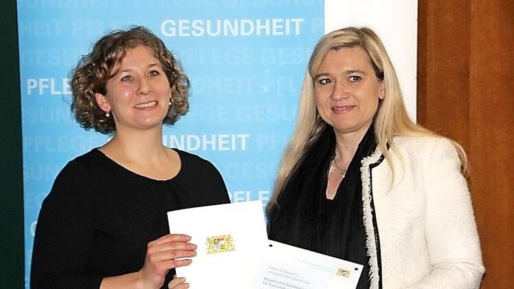 Gesundheitsminister Melanie Huml (r.) ist überzeugt, dass das Fördergeld zur Unterstützung der Praxisgründung gut angelegt ist - mit im Bild Fachärztin Nicole Schilling. Foto: Veronika Schadeck
