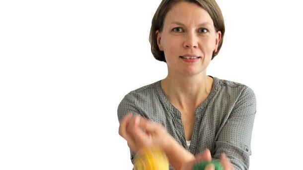 Koordination und Konzentration lassen sich spielerisch üben, wie Lernberaterin Nicole Kollarsch zeigt. Foto: Christiane Lehmann