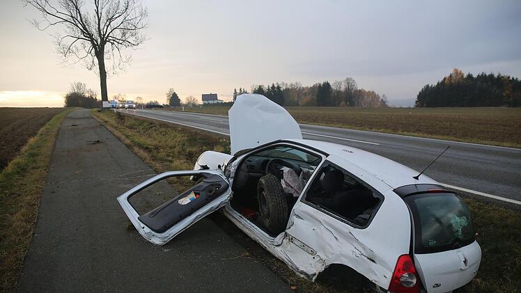 Ein &Uuml;berholman&ouml;ver bei Rehau im Landkreis Hof endete am Donnerstagmorgen tragisch: Ein Fahrzeug &uuml;berschlug sich dabei, der Fahrer wurde schwer verletzt. Foto: News5/Fricke