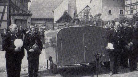 Am 23.12.1960 wurde die neue Motorspritze TS8/8 übergeben. Die Kosten für Spritze,Wagen und Zubehör beliefen sich auf 10.500 DM. Foto: Archiv Feuerwehr Rothhausen