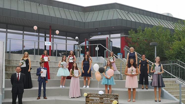 Die Klasse 10 c mit Schulleiter Michael Kreil (links vorne), Klassenleiterin  Monika Martin (rechts hinten) und Konrektorin Katja Trost (rechts von  Monika Martin). Foto: Angelika Zehner