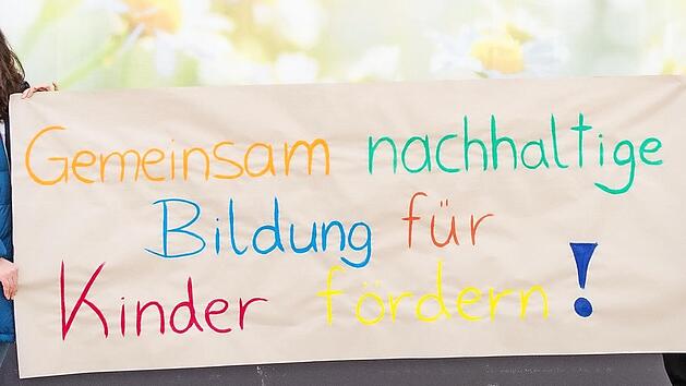 Diana Bartl und Benedikt Ziegler von &bdquo;WmS&ldquo; bei der Spenden&uuml;bergabe