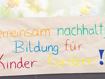 Diana Bartl und Benedikt Ziegler von „WmS“ bei der Spendenübergabe