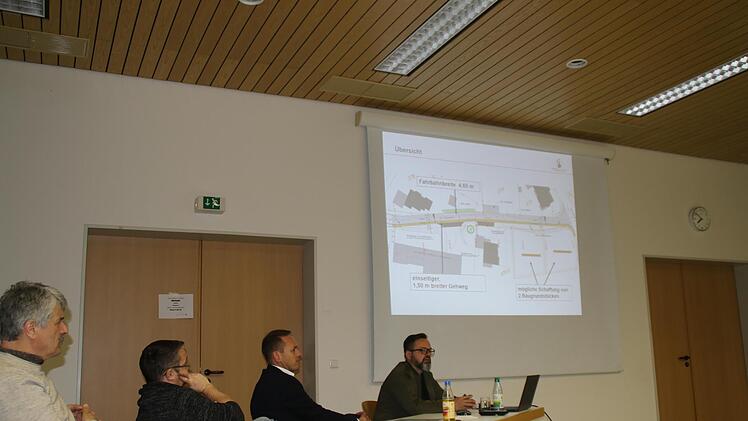 Bei der Anliegerversammlung (von links) Kämmerer Klaus Blum, Thomas Kirchner vom Bauwesen Oberthulba, Bürgermeister Mario Götz und Matthias Kirchner vom gleichnamigen Planungsbüro. Foto: Hilmar Ruppert