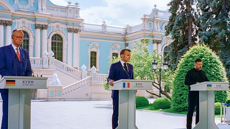 Friedrich Merz (links) und Emmanuel Macron (Mitte) stehen zusammen, wenn es mit Wolodymyr Selensyj um das &Uuml;berleben der Ukraine geht.