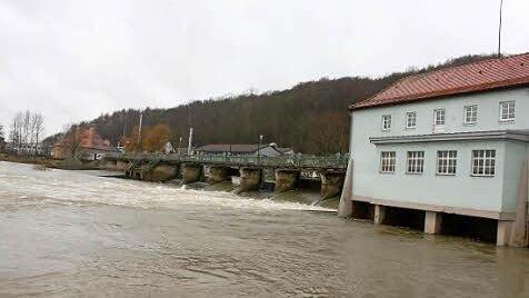 Am Sonntag waren erst einige Schieber am Wehr in Hausen geöffnet, um die zusätzlichen Fluten passieren zu lassen. Der Pegel soll heute noch einmal ansteigen.