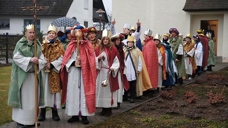 40 Sternsinger ziehen los.