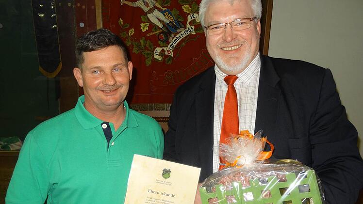 Ralph Rudolph beginnt seine Tätigkeit als neuer Vorsitzender des TSV mit der Ehrung des ausscheidenden Voritzenden Alfred Sattes.