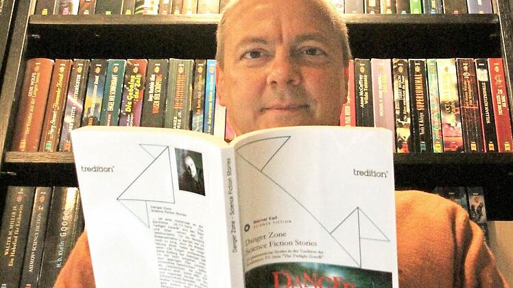 Werner Karl beherrscht nicht nur das Erdenken und Schreiben von Fantasy- und Science-Fiction-Geschichten, sondern hat auch eine beträchtliche Büchersammlung in seinem Keller angehäuft. Foto: Thomas Heuchling
