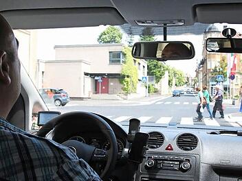 Fahrlehrer Klaus Schindler weist seine Schüler besonders auf die Kreuzung am alten Amtsgericht in der Maxstraße hin. Für ihn hat die Regelung rechts vor links an diesem Punkt mit durchschnittlich viel Verkehr "nichts verloren". Foto: Carmen Schmitt
