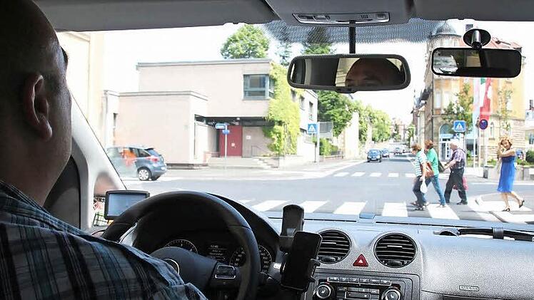 Fahrlehrer Klaus Schindler weist seine Schüler besonders auf die Kreuzung am alten Amtsgericht in der Maxstraße hin. Für ihn hat die Regelung rechts vor links an diesem Punkt mit durchschnittlich viel Verkehr "nichts verloren". Foto: Carmen Schmitt