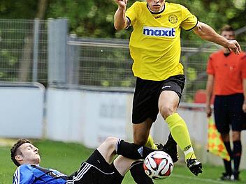 Neuzugang Kristian Böhnlein (r.) war im Testspiel gegen Weiden von Benjamin Burger nur mit einem Foul zu stoppen. Foto: Peter Mularczyk