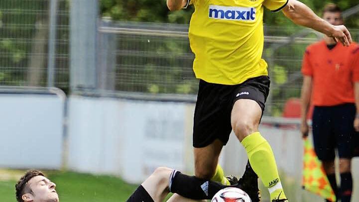 Neuzugang Kristian Böhnlein (r.) war im Testspiel gegen Weiden von Benjamin Burger nur mit einem Foul zu stoppen. Foto: Peter Mularczyk