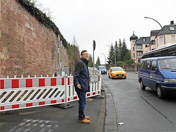 Die Mauer des Kapellenfriedhofs ist in Teilen nicht mehr standfest. Hier musste der Gehsteig der Kapellenstraße gesperrt werden. Fußgängern empfiehlt die Stadt deshalb, schon ab Theaterplatz den Gehsteig auf der anderen Straßenseite zu nehmen. Fotos: Thomas Mäuser
