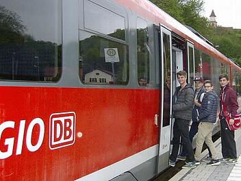 Schüler steigen am Gräfenberger Bahnhof in den Zug. Viele von ihnen sehen den Unterrichtsausfall eher gelassen. Foto: Petra Malbrich