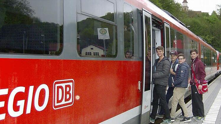 Schüler steigen am Gräfenberger Bahnhof in den Zug. Viele von ihnen sehen den Unterrichtsausfall eher gelassen. Foto: Petra Malbrich
