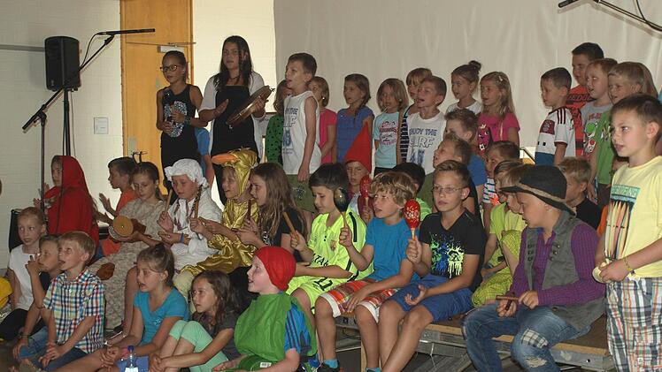 Zum Auftakt des Sommerfestes begrüßten die Grundschüler unter Trommelklängen die Besucher. Foto: Susanne Deuerlein