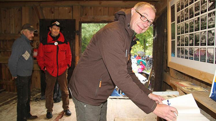 Der Geschäftsführer des Naturpark Frankenwalds, Dietrich Förster, trug sich in der Schneidmühle ins Gästebuch ein. Foto: Sonja Adam