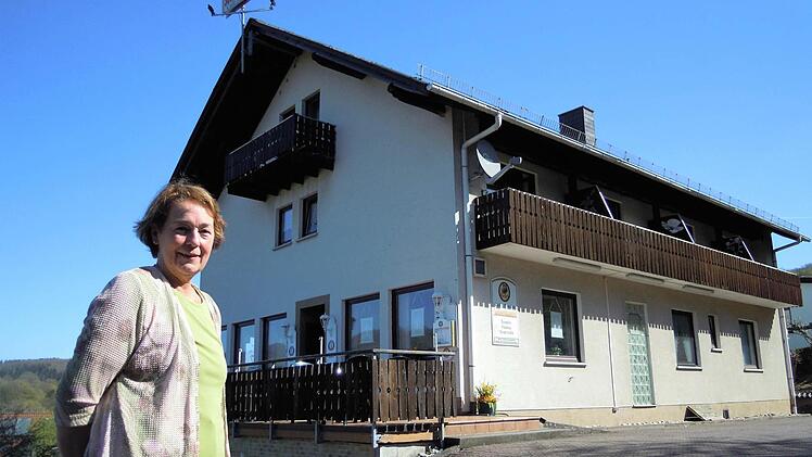 Hannelore Baier vor ihrem Café sonnenkanzel. Foto: Julia Raab