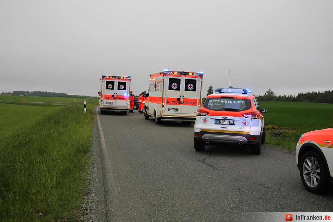 Mann aus Auto geschleudert und schwer verletzt - Pkw in der Kurve von Straße abgekommen und ueberschlagen