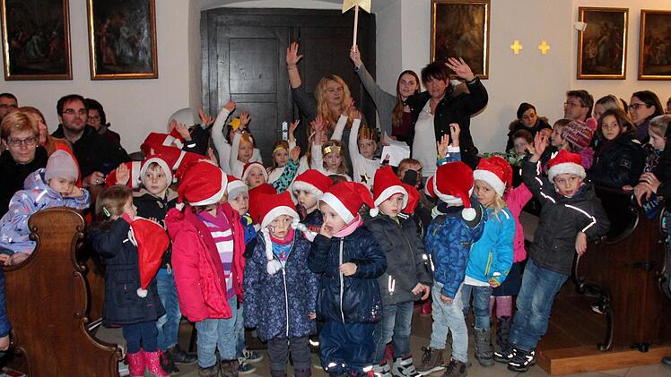 Die Kindergartenkinder bei ihrem Auftritt. Foto: Johanna Blum