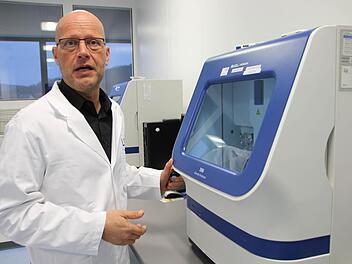 Jürgen Balles managt den Umzug für die sensible Labortechnik.  Foto: Benedikt Borst