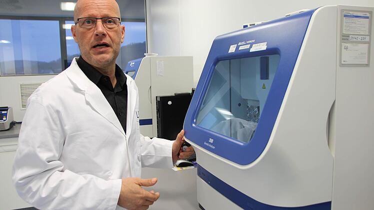 Jürgen Balles managt den Umzug für die sensible Labortechnik.  Foto: Benedikt Borst
