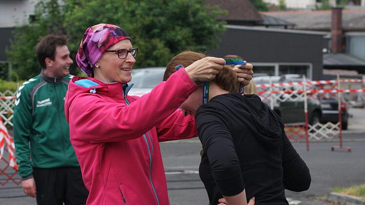 Laufleiterin Antje Höver verteilte Medaillen für die zehn Läuferinnen und Läufer, die in Ramsthal die Strecke in den geforderten Zeiten zurück legten. Foto: Reinhold Nürnberger
