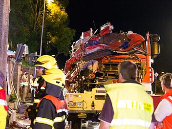 Das Feuerwehrauto war am Montag in Coburg gegen eine Wand gekippt. Der 20-jährige Feuerwehrmann konnte nicht mehr gerettet werden. Am Steuer des Unglückswagen saß der Vater des jungen Mannes.  Foto: News5