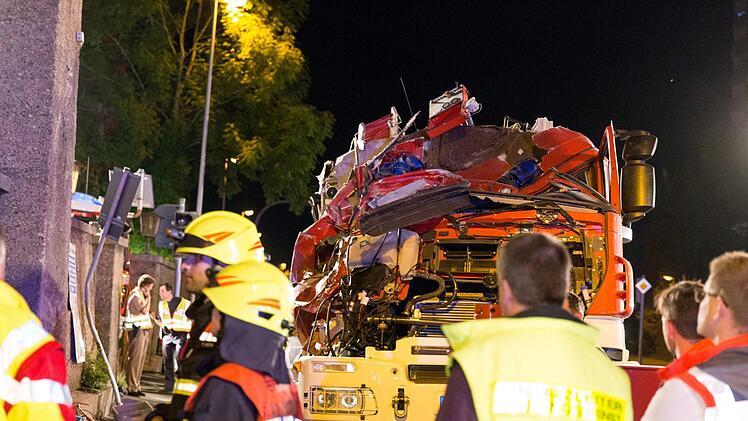 Das Feuerwehrauto war am Montag in Coburg gegen eine Wand gekippt. Der 20-jährige Feuerwehrmann konnte nicht mehr gerettet werden. Am Steuer des Unglückswagen saß der Vater des jungen Mannes.  Foto: News5