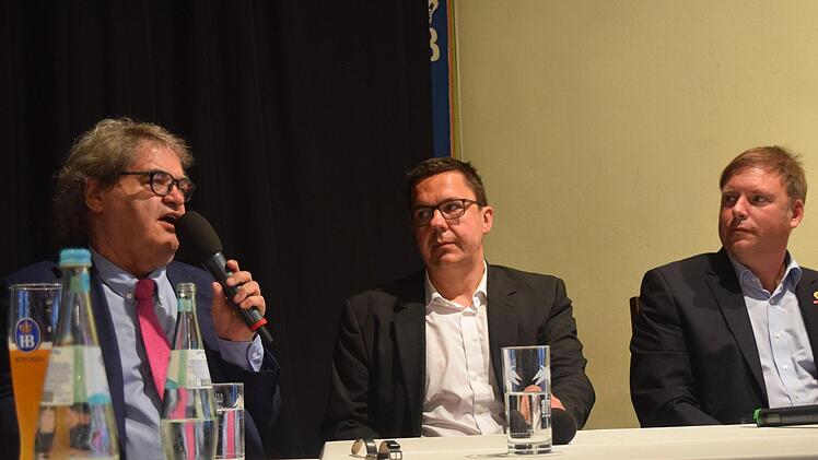 Moderator Helmut Markwort, Radio-Eins-Chefredakteur Thomas Apfel und Kreishandwerksmeister Jens Beland (von links) diskutierten. Foto: Daniela Pondelicek