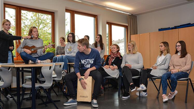 Beke Bohn (an der Ukulele) und ihre Gruppe stellen dem Seminar ihr selbst geschriebenes Lied "Good Vibes" vor.  Foto: Björn Hein