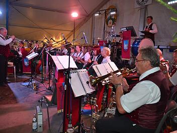 Der Musikverein Steinbach am Wald unter Leitung von Jens Vetter wird beim "Rennsteig-Fest der 1000 Herzen" in der Rennsteighalle zugunsten von 1000 Herzen für Kronach mitwirken.K.- H. Hofmann