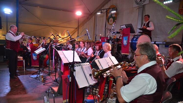 Der Musikverein Steinbach am Wald unter Leitung von Jens Vetter wird beim "Rennsteig-Fest der 1000 Herzen" in der Rennsteighalle zugunsten von 1000 Herzen für Kronach mitwirken.K.- H. Hofmann