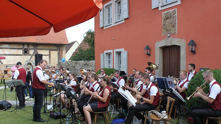 Der Musikverein Pretzfeld spielt auf.  Foto: Carmen Schwind