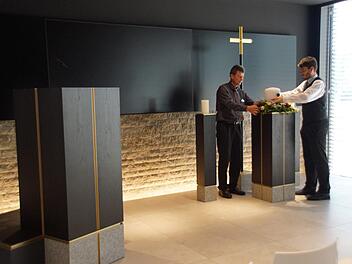 Die Aussegnungshalle ist der zentrale Raum im Erdgeschoss des Neubaus des Bestattungsunternehmens Schunder. Rainer und Sebastian Schunder bereiten hier eine Aussegnungsfeier vor.Sabine Weinbeer