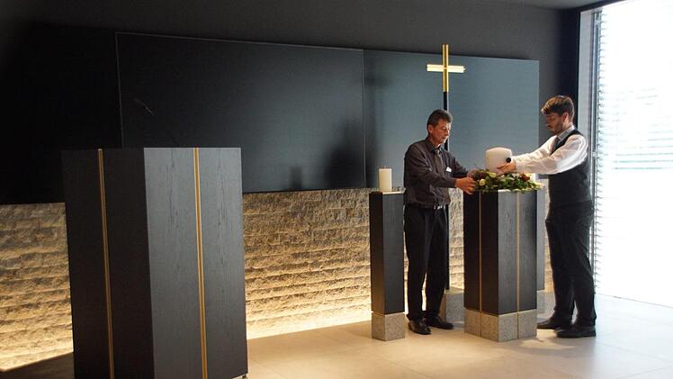 Die Aussegnungshalle ist der zentrale Raum im Erdgeschoss des Neubaus des Bestattungsunternehmens Schunder. Rainer und Sebastian Schunder bereiten hier eine Aussegnungsfeier vor.Sabine Weinbeer