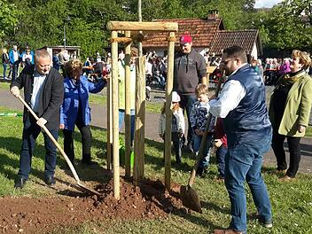 Gute Ratschläge für die richtige Handhabung des Arbeitsgeräts gab es von mehreren Seiten, als Landrat Thomas Bold (links) und Kreisverbandsvorsitzender Markus Stockmann (rechts vorn) zur Schaufel griffen. Die Pflanzaktion war Höhepunkt des "Tag des Baumes".Foto: Rolf Pralle