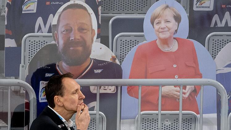 "Kanzlerin is watching you": Bei der 1:5-Niederlage der Nürnberg Ice Tigers  bei den Adlern Mannheim um Trainer Pavel Gross (links)  war Angela Merkel als Ehrengast in der SAP-Arena dabei.   Sportfoto Zink