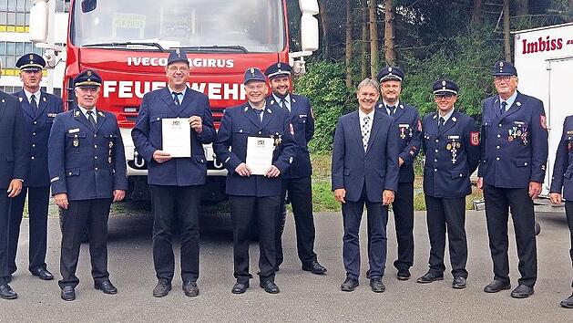 Die Feuerwehr Ludwigsstadt ehrte langj&auml;hrige Aktive. Hierzu z&auml;hlten auch (ab Vierter von links) Michael Dietrich und Daniel Baier.