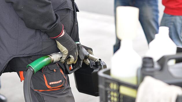 Reservekanister mit Benzin oder Diesel im Auto mitnehmen