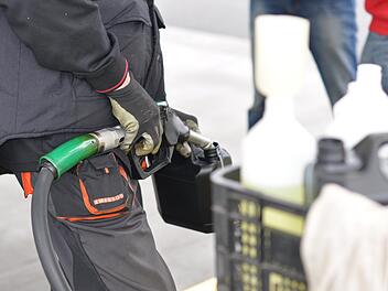 Reservekanister mit Benzin oder Diesel im Auto mitnehmen