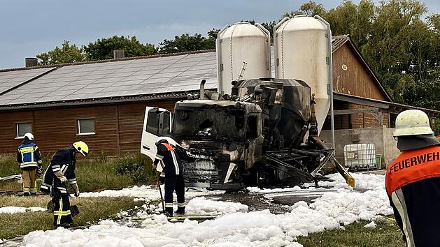 Lkw-Brand berührt Stromleitung im Kreis Kitzingen - Fahrer stirbt bei Brand